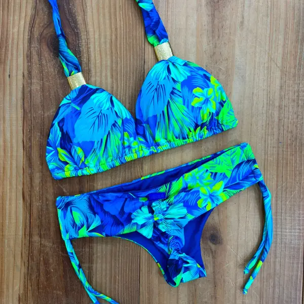 Beatriz · Flores azules y verdes